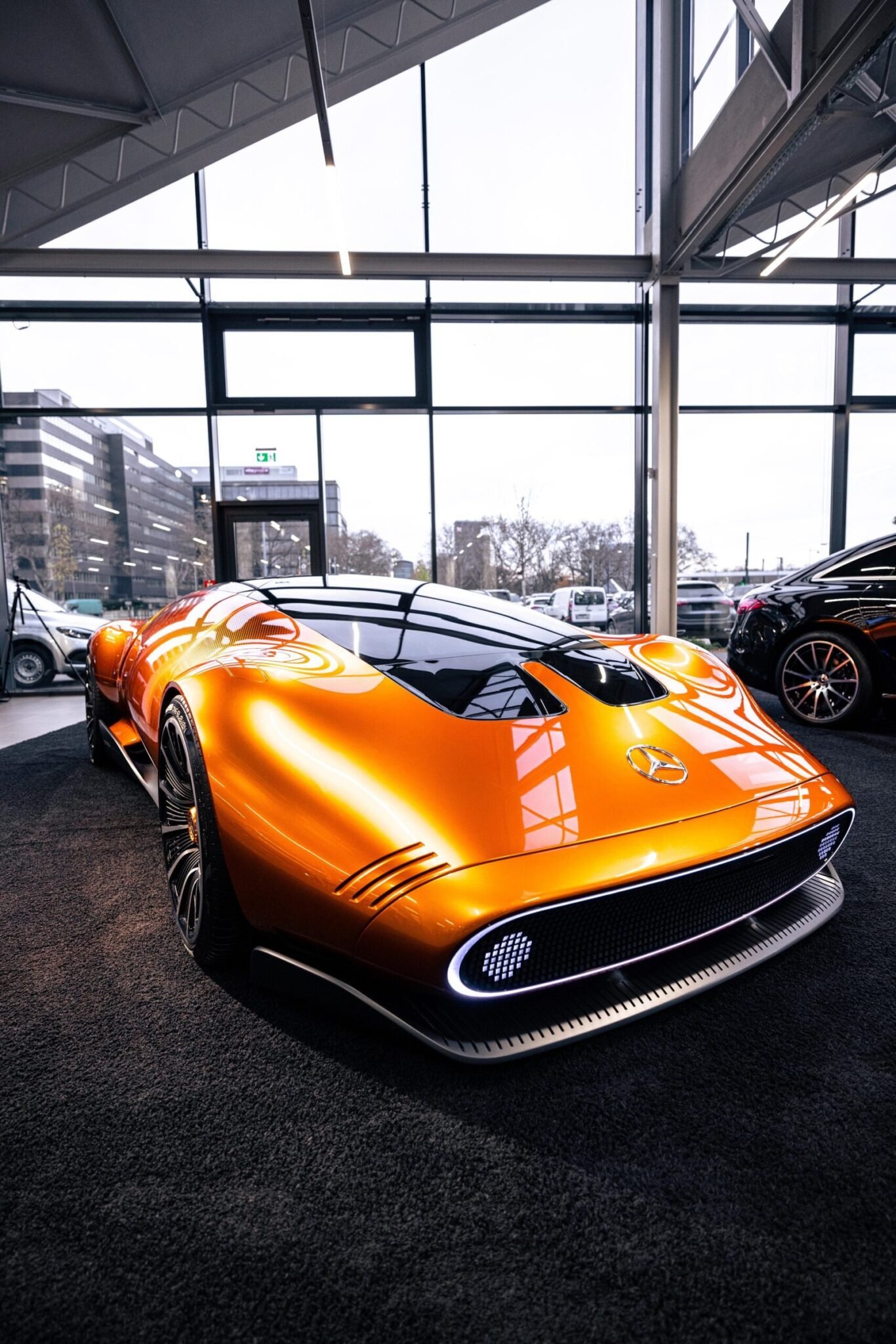Kongress-Impressionen: Blick von der Regie auf das beleuchtete Auto in Frankfurt - Mercedes Banz