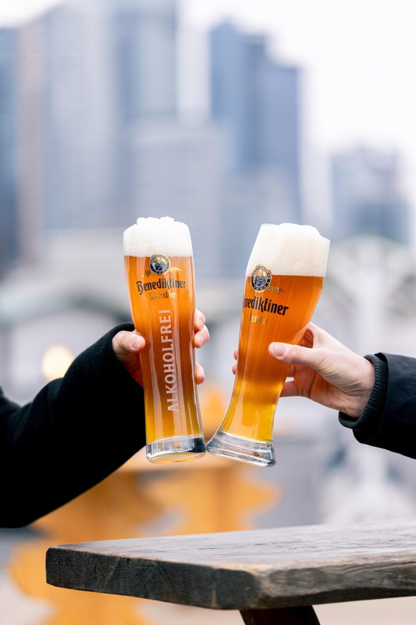 business-event-frankfurt-Anstoßen mit einem kühlen Bier