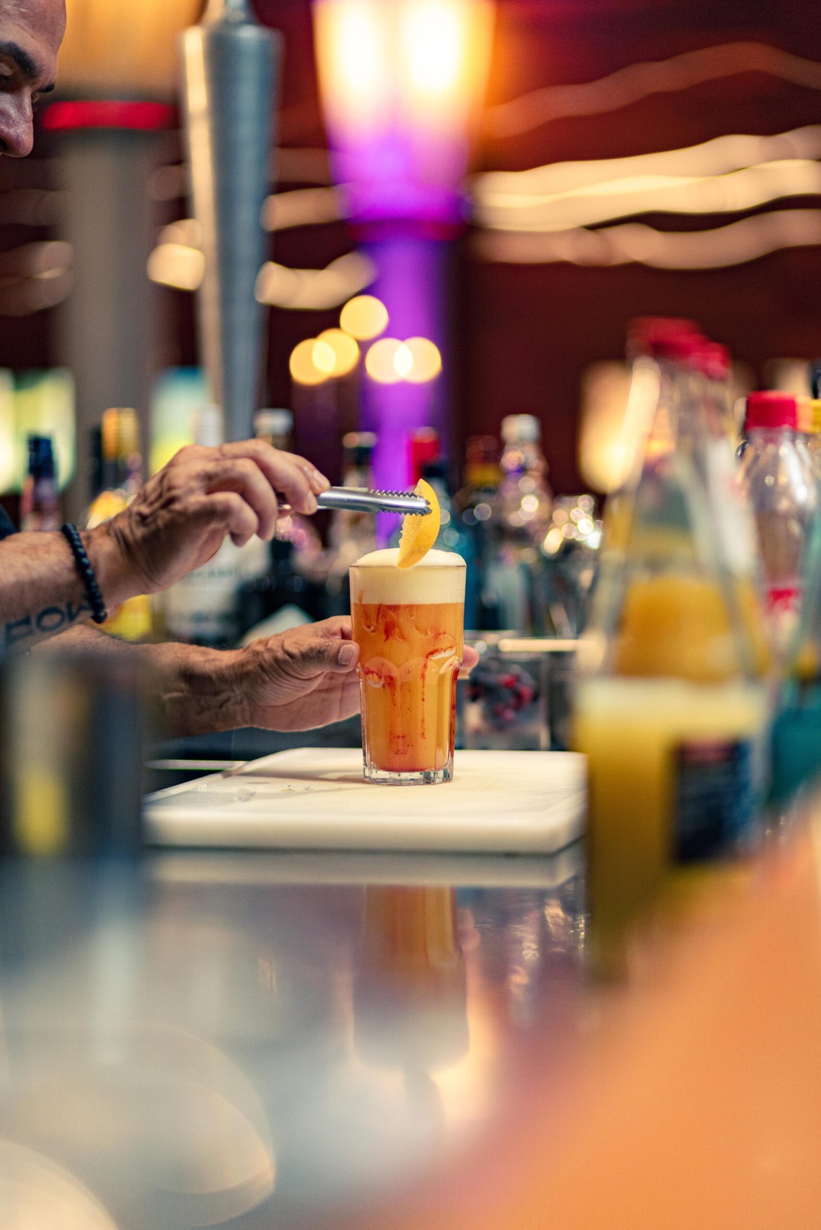 Businessevent-Frankfurt-Barkeeper mischt Cocktail