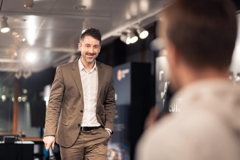 Konferenzfotograf Frankfurt: Hochwertige Aufnahme einer Preisverleihung auf der Bühne - Eintracht Frankfurt