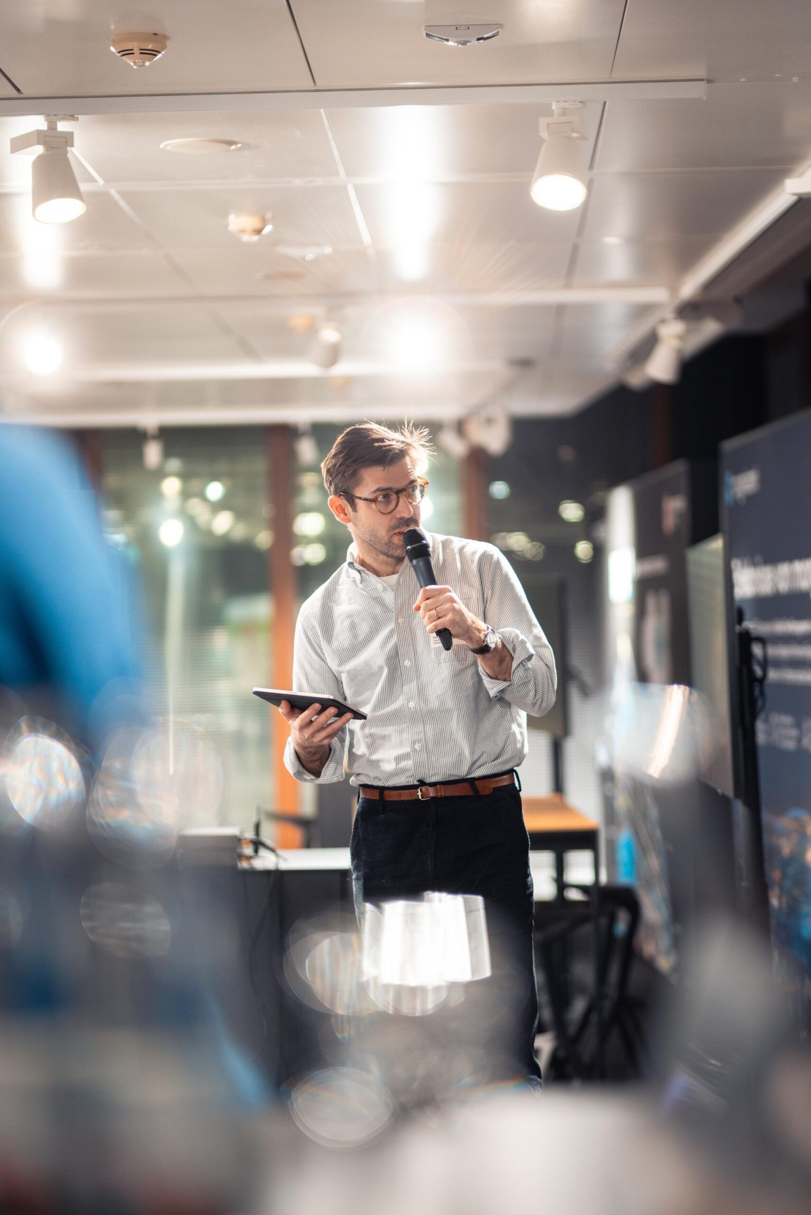 Reportage-Stil: Natürliche Aufnahme eines Sprechers ohne direkten Blick in die Kamera.