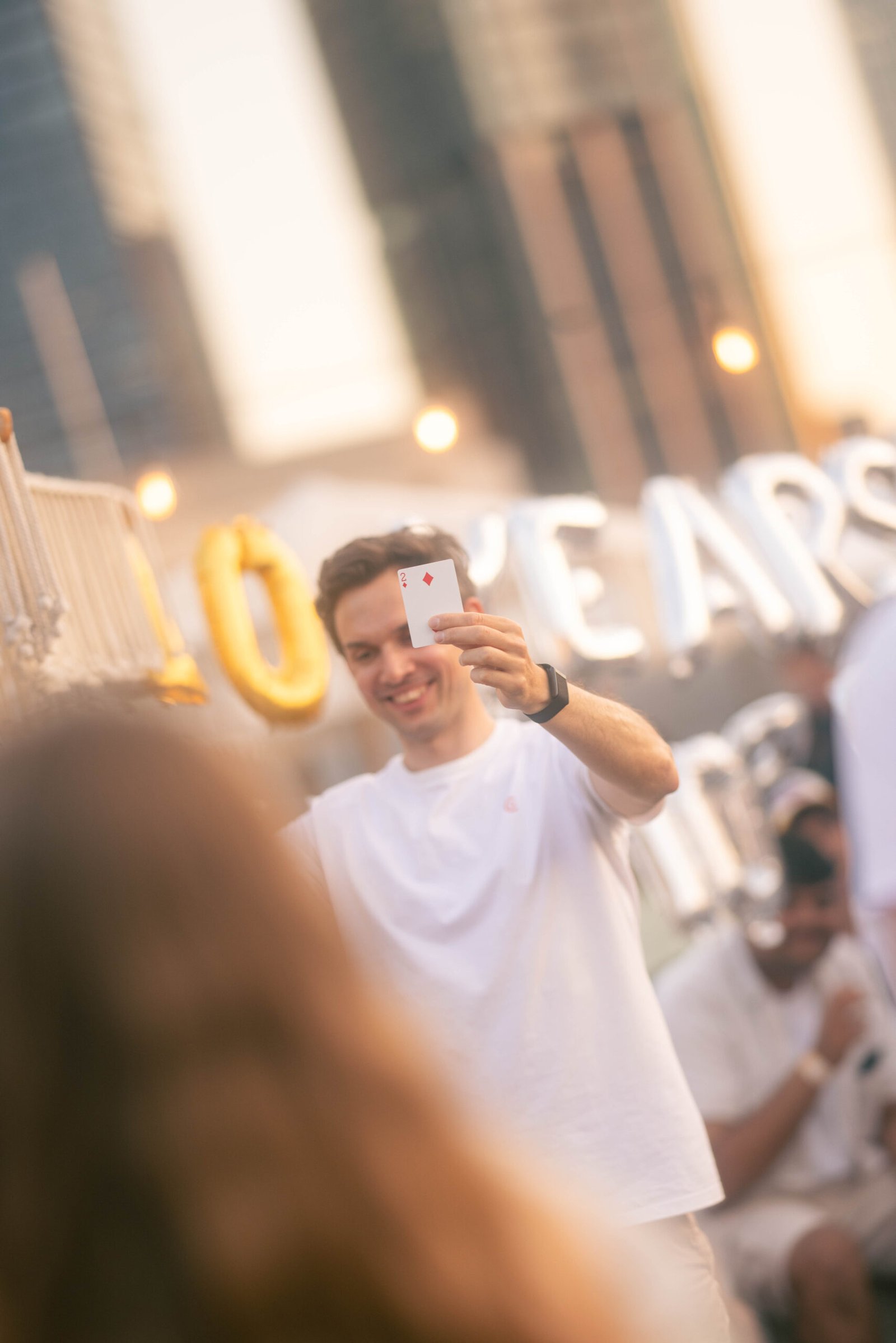 Stimmungsvolles Eventfoto: Frankfurter Skyline im Hintergrund einer Firmenfeier.