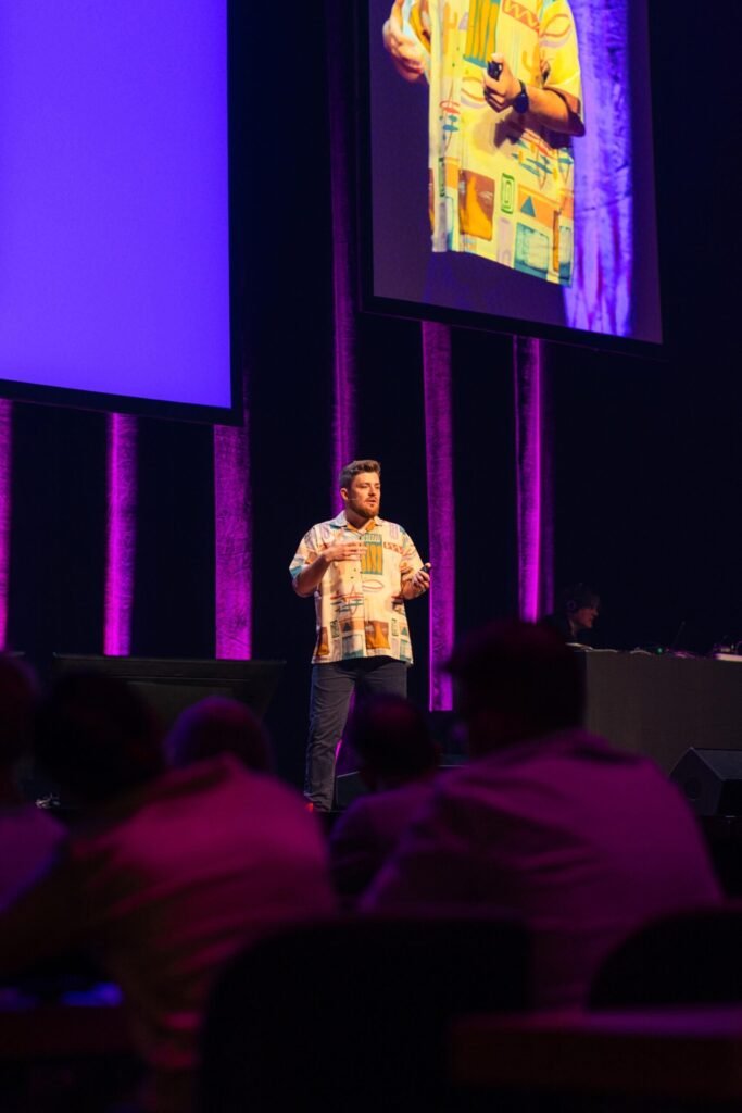 Perspektive vom Eventfotografen: Blick aus dem Publikum auf die Bühne.
