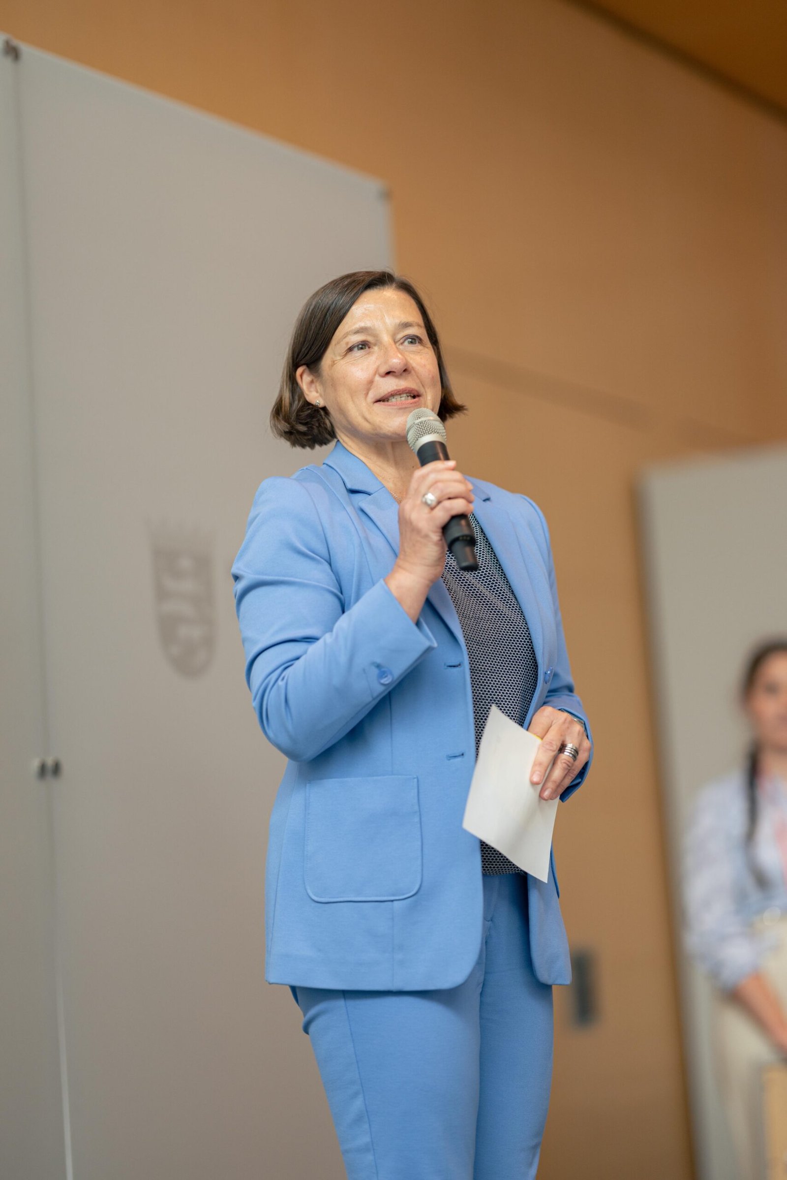 Business-Event Frankfurt: Führungskraft hält Eröffnungsrede beim Symposium.