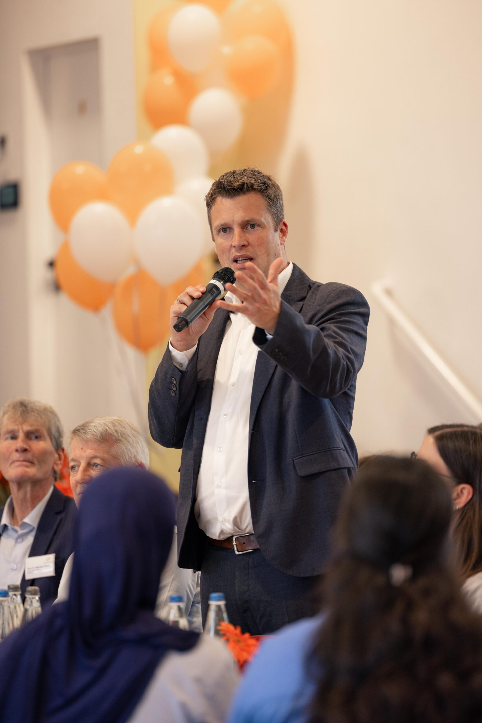 Eventfotografie eines dynamischen Speakers auf der Bühne