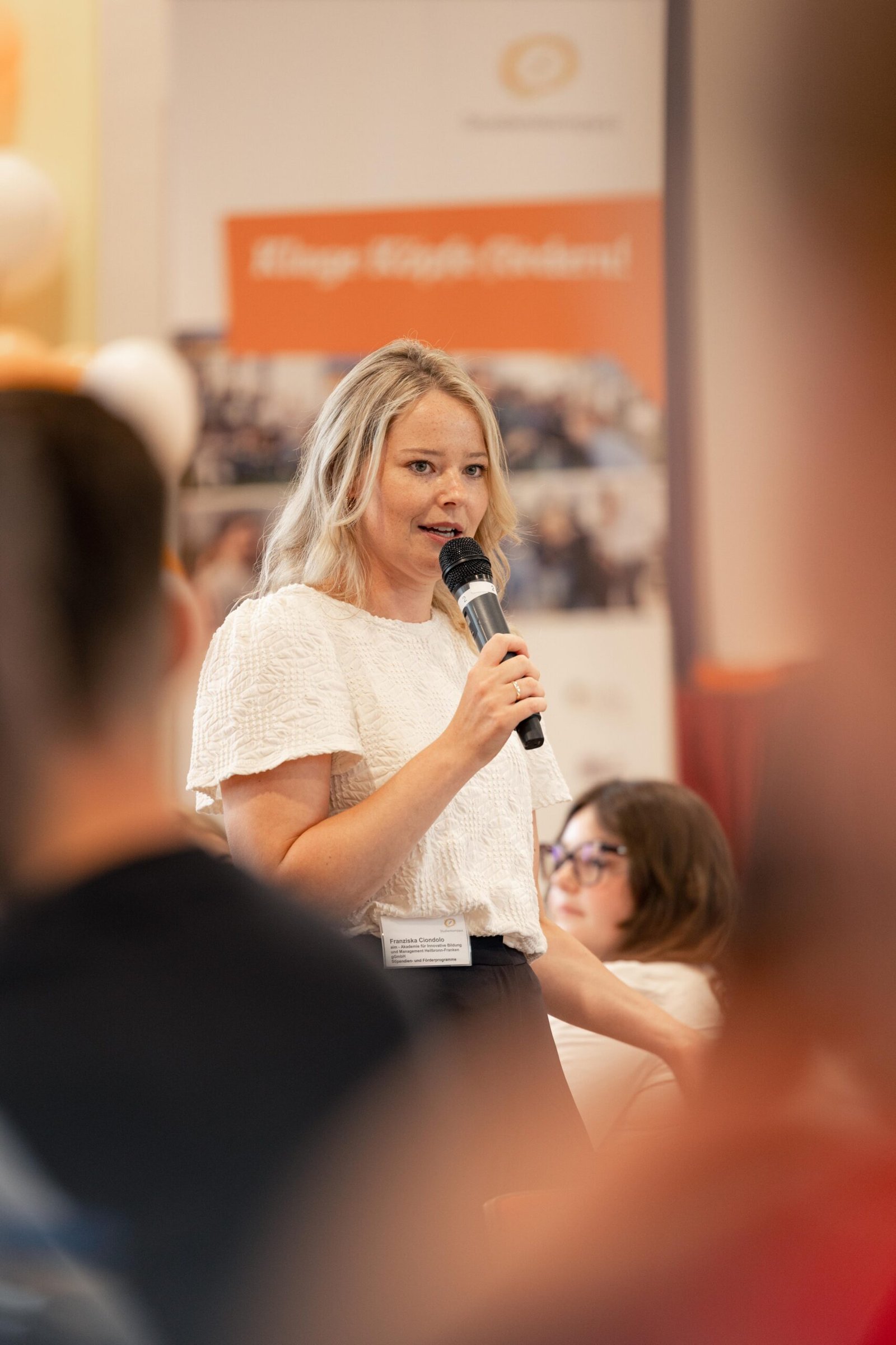 Eventfotograf Frankfurt: Fokus auf Emotionen und Networking bei Studienkompass Absolvierendenfeier