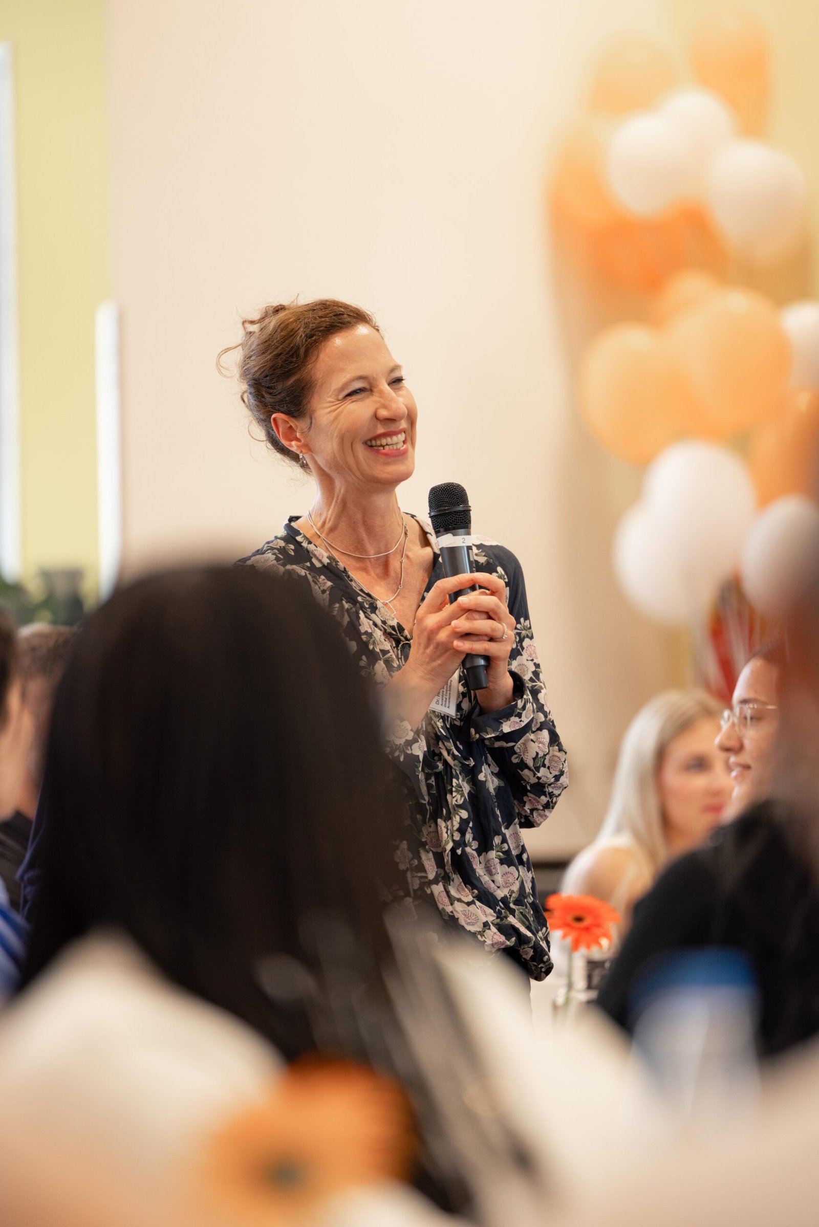 Business-Fotograf Frankfurt: Dynamische Aufnahmen von Rednern und Publikum während einer Konferenz.
