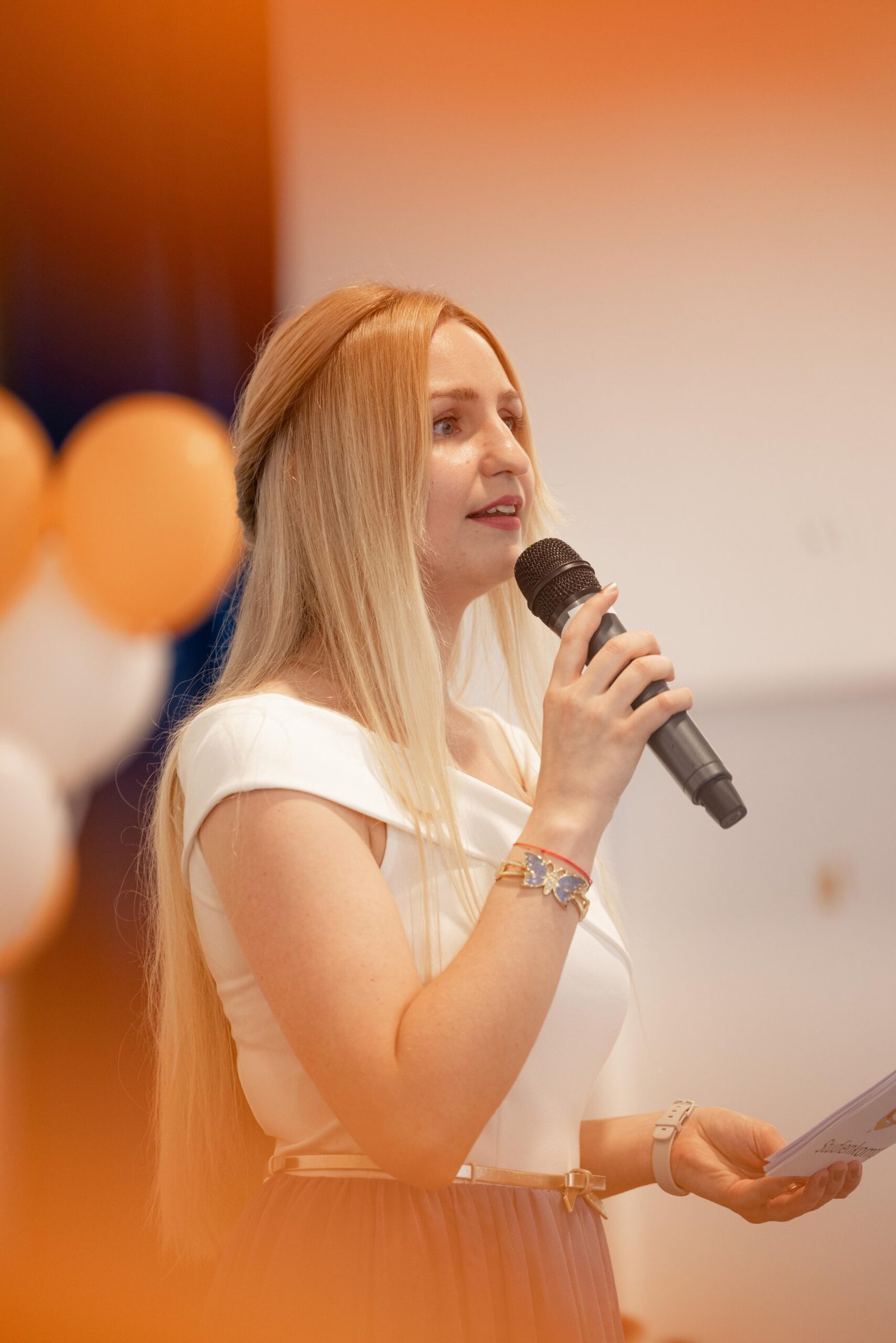 Dynamische Aufnahme eines Redners auf der Bühne