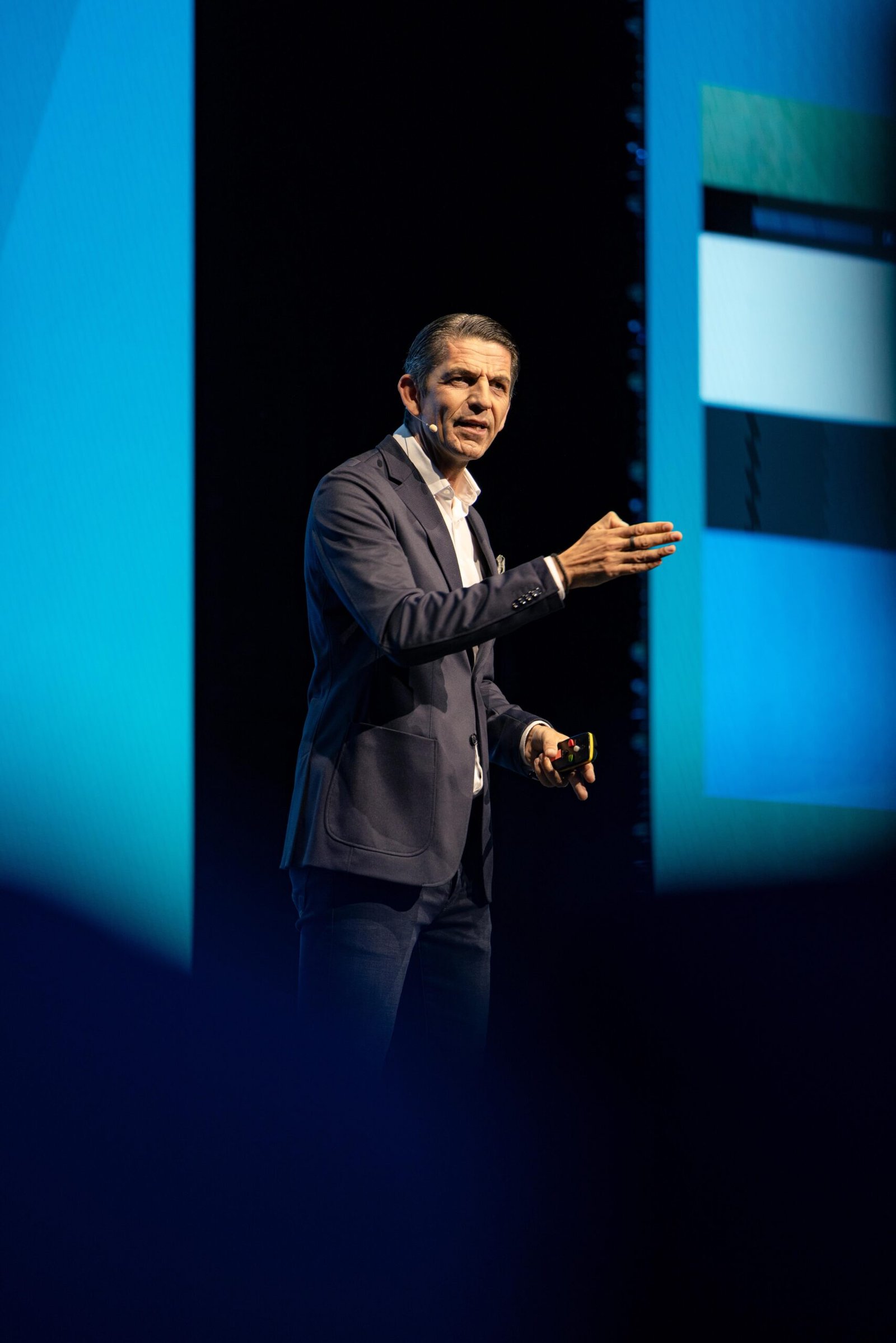 Wirtschafts-Event Frankfurt: Dokumentation der Keynote in einer modernen Event-Halle.