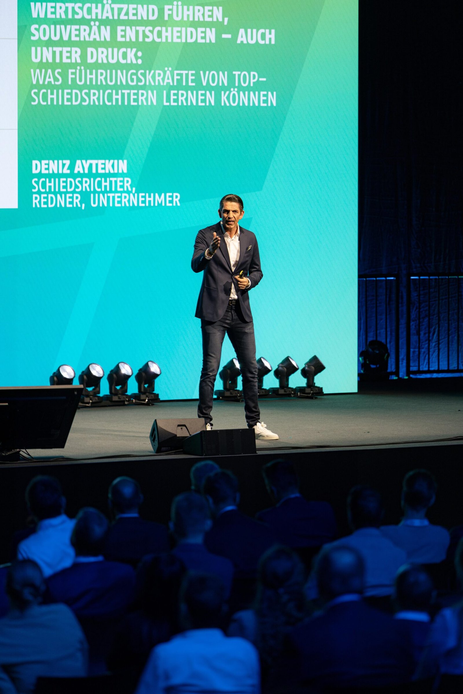 Speaker auf der Bühne im kongrsscenter