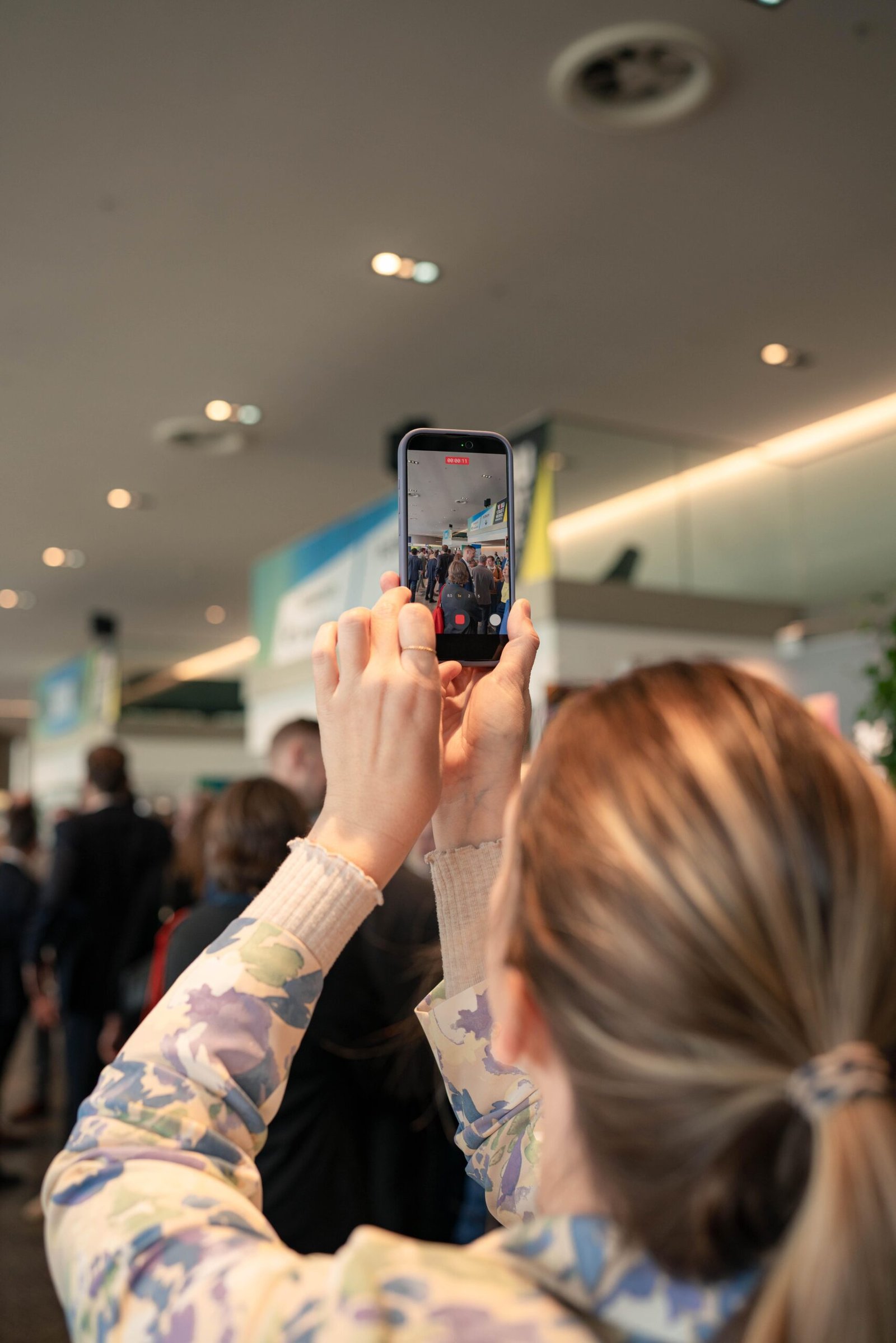 Eventfotografie einer Teilnehmerin die die Aussteller fotografiert