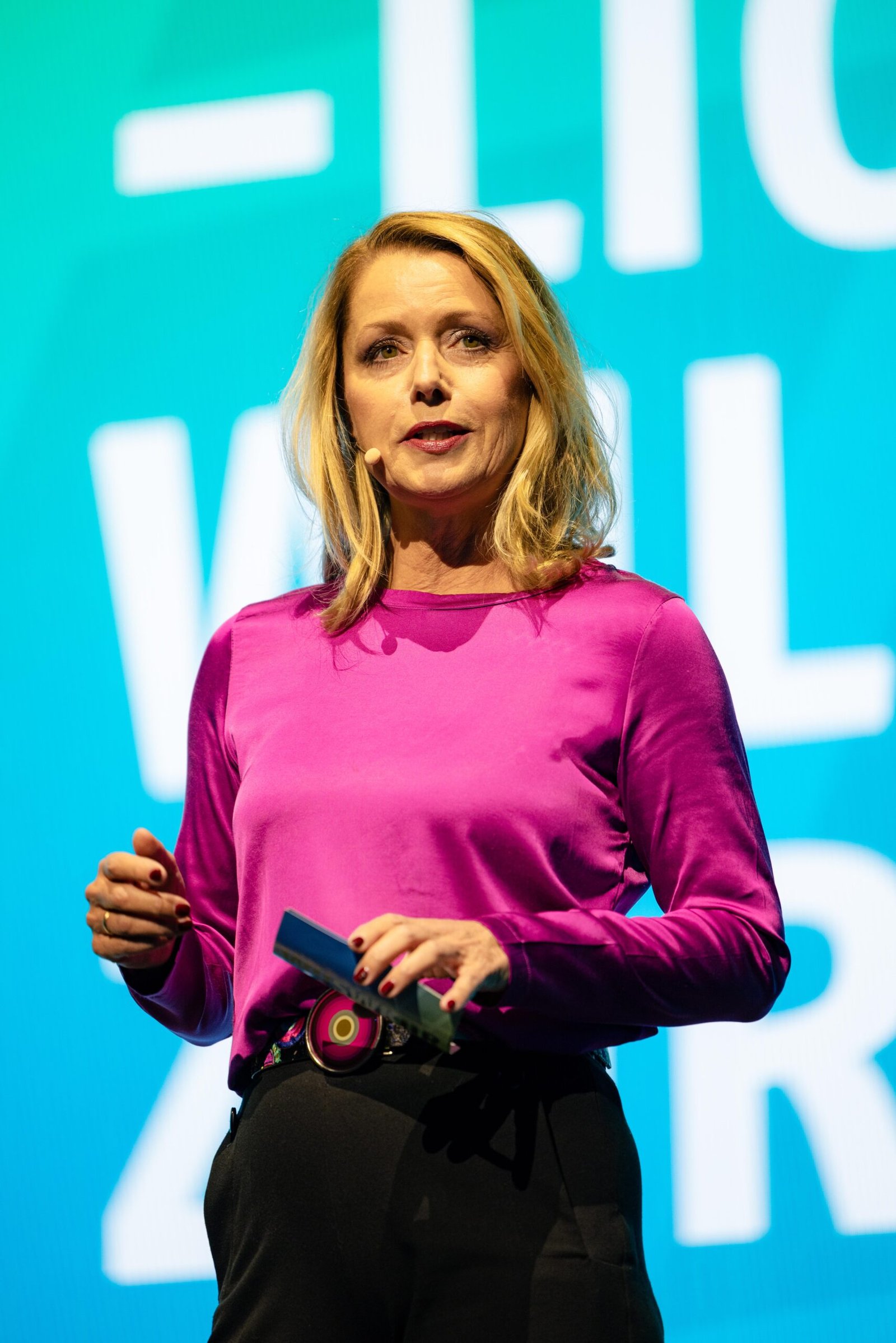 Moderatorin leitet durch den Tag auf dem SUMMIT in Frankfurt