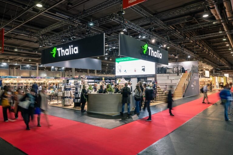 Nahaufnahme von perfekt verarbeiteten Kanten und edlen Oberflächen im Standbau