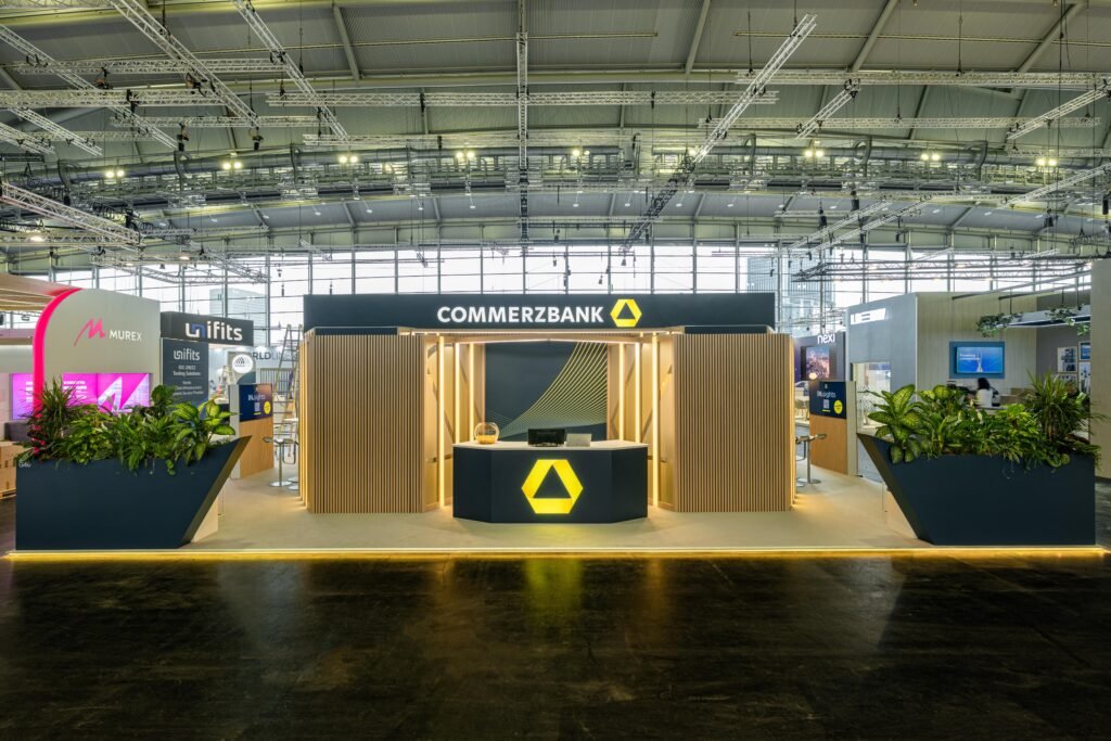Zentraler, modern gestalteter Anlaufpunkt am Stand mit Marken-Branding