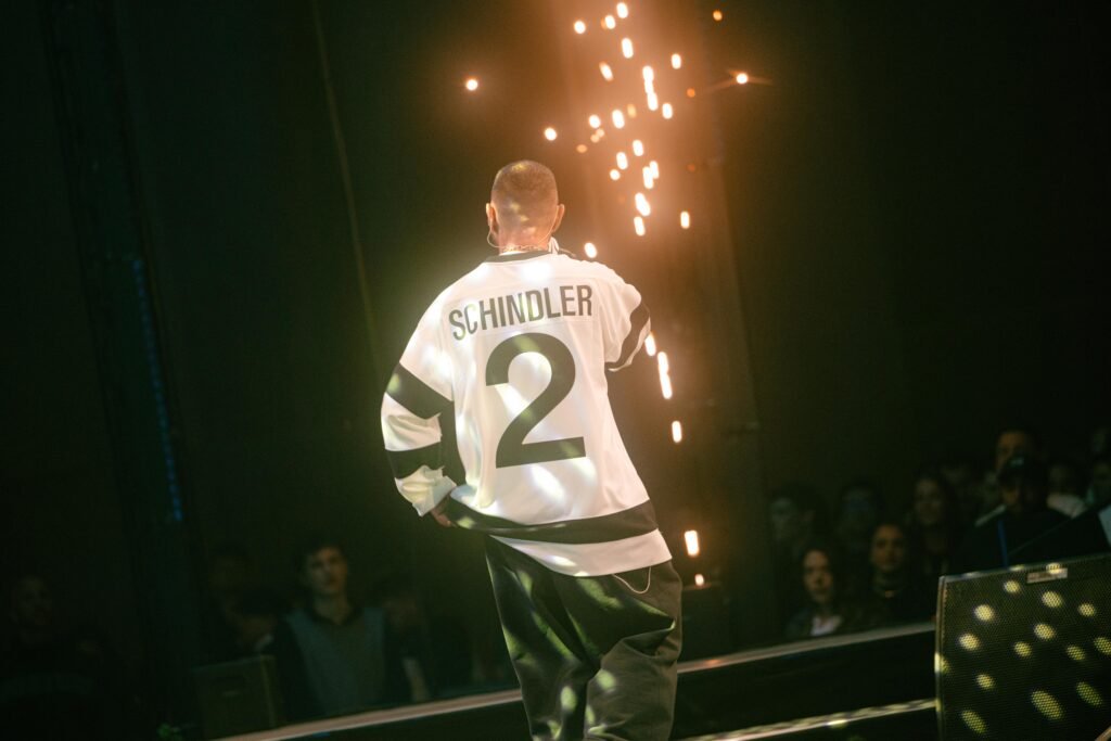 Eventfotograf Tim Goger auf dem Founders Summit in Frankfurt, fotografiert den Rapper Shindy bei seinem Konzert