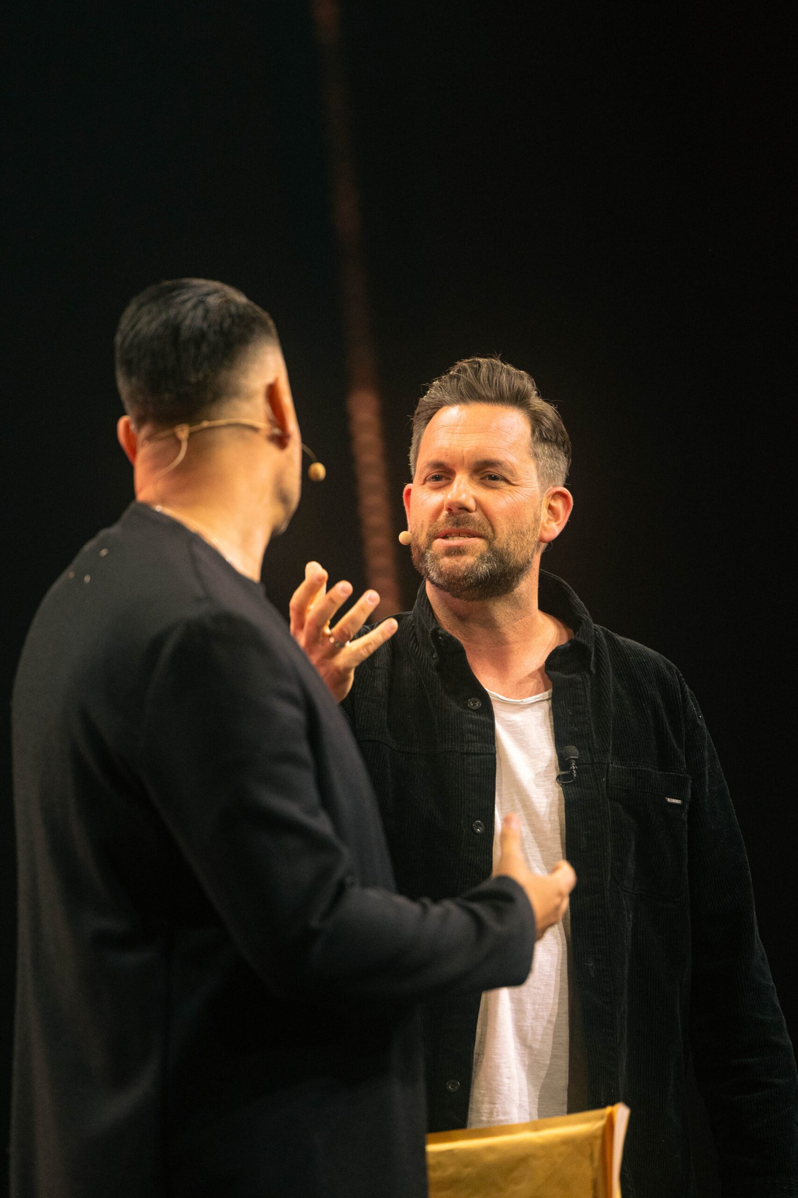 Matthias Killing interagiert mit FARID in der auf der Bühne des Founder Summits in Frankfurt