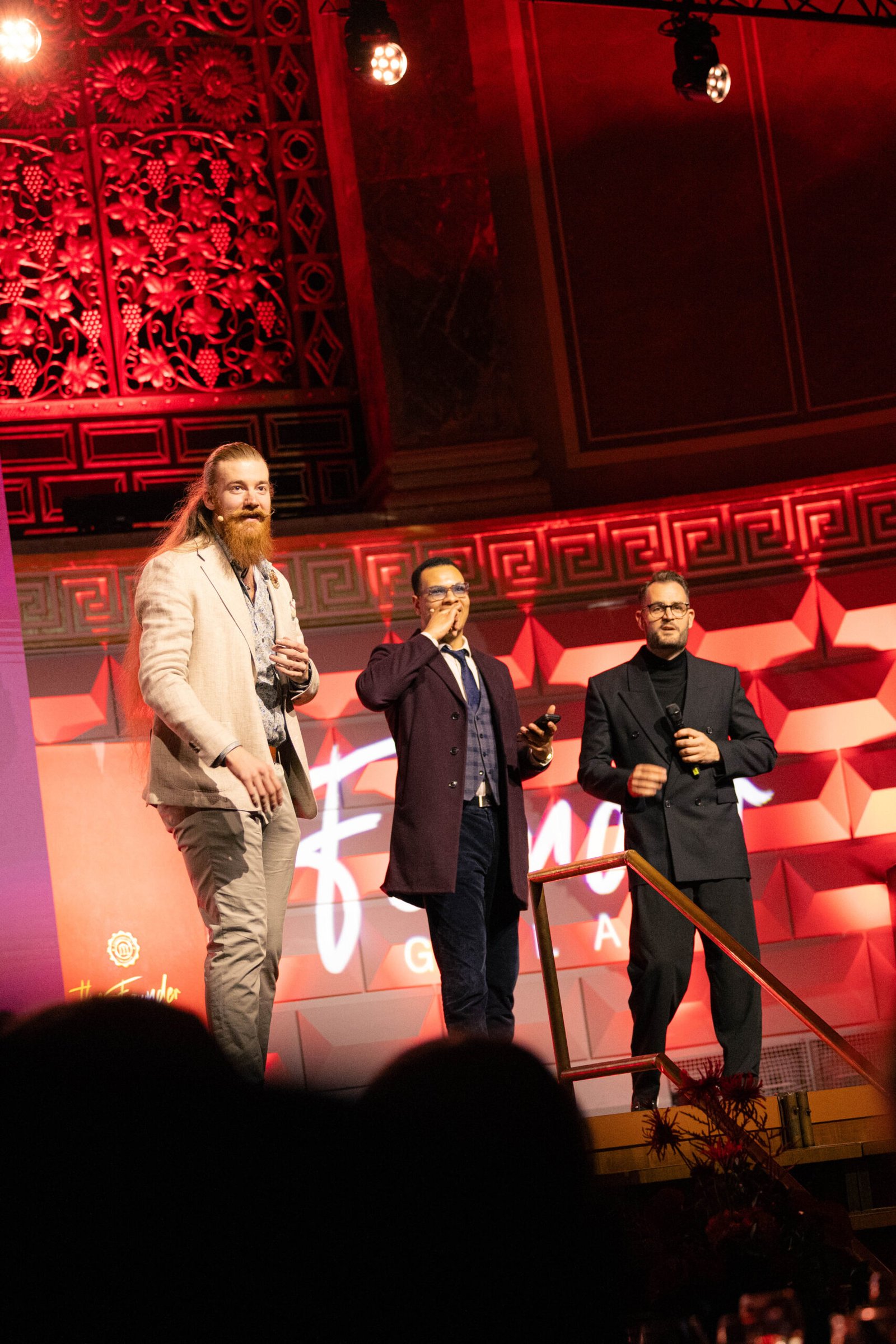 GG Magic hält Showact auf der Gala des Founder Summits in Wiesbaden - Eventfotografie Tim Goger