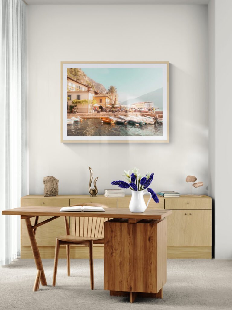 Limitierter Kunstdruck im Format 60x90 cm als Querformat-Bilder fürs Büro 20 cm über der Tischplatte.