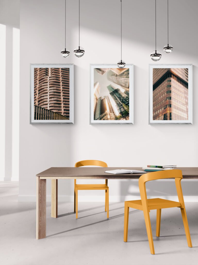 Architektur-Wandbild auf Hahnemühle FineArt Papier querformatig im Rahmen über einem modernen Schreibtisch im Home Office montiert.